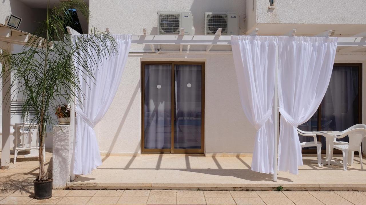 Amore Hotel Apts Paralimni Exterior foto